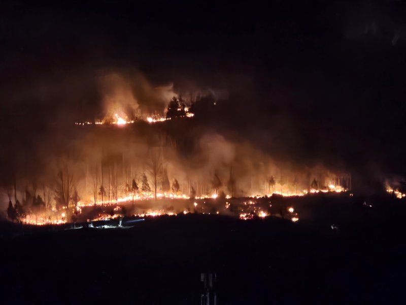 22일 경남 산청 시천면에서 전날 발생한 산불이 밤까지 이어지고 있다. 2025.3.22/뉴스1 ⓒ News1 한송학 기자
