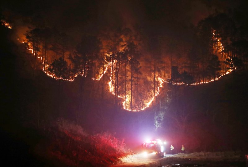 경남 산청 대형 산불이 사흘째로 접어든 23일 오전 산청군 시천면 일대에서 산불이 번지고 있다. 2025.3.23/뉴스1 ⓒ News1 윤일지 기자