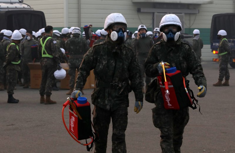 경남 산청 대형 산불이 사흘째로 접어든 23일 오전 산청군 시천면에서 39사단 장병들이 산불 진화작업을 준비하고 있다. 2025.3.23/뉴스1 ⓒ News1 윤일지 기자