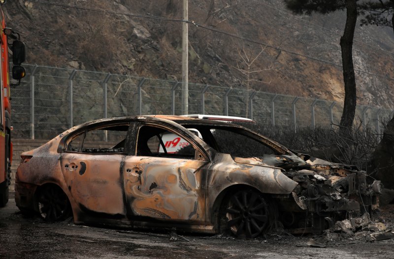경남 산청 대형 산불이 사흘째로 접어든 23일 오전 산청군 시천면 일대에서 승용차가 산불로 인해 전소돼 있다. 2025.3.23/뉴스1 ⓒ News1 윤일지 기자