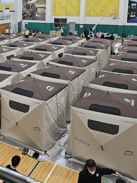 경북 의성군 안평면에서 발생한 산불이 3단계가 발령된 가운데 23일 오전 의성실내체육관에 마련된 임시 대피소에 대피 천막이 빼곡하게 들어차 있다. 2025.3.23/뉴스1 ⓒ News1 신성훈 기자