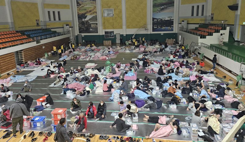 22일 경북 의성군 안평면에서 발생한 산불로 주민 대피령이 내려진 가운데 의성군 군민체육관에 주민 130여명이 대피해 있다. 2025.3.22/뉴스1 ⓒ News1 신성훈 기자