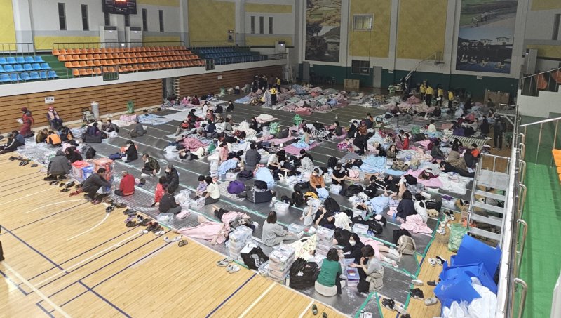 22일 경북 의성군 안평면에서 발생한 산불로 주민 대피령이 내려진 가운데 의성군 군민체육관에 주민 130여명이 대피해 있다. 2025.3.22/뉴스1 ⓒ News1 신성훈 기자