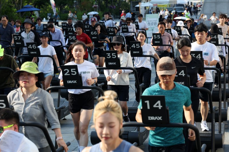 [서울=뉴시스] 배훈식 기자 = 손목닥터 9988 100만 참여 기념행사가 열린 18일 오후 서울 종로구 광화문광장에서 시민들이 무동력 트레드밀을 걷고 있다. 2024.06.18. dahora83@newsis.com