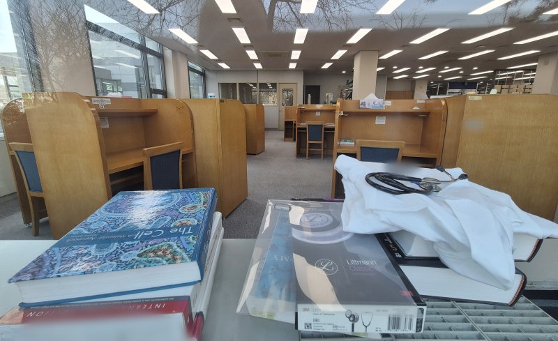 경기도 내의 한 의과대학 도서관에 전공서적과 가운, 청진기가 놓여져 있는 모습. /뉴스1 ⓒ News1 김영운 기자