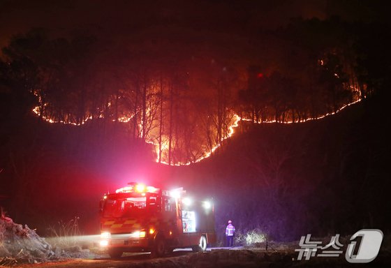 경남 산청 대형 산불이 사흘째로 접어든 23일 오전 산청군 시천면 일대에서 산불이 번지고 있다. 2025.3.23/뉴스1 ⓒ News1 윤일지 기자