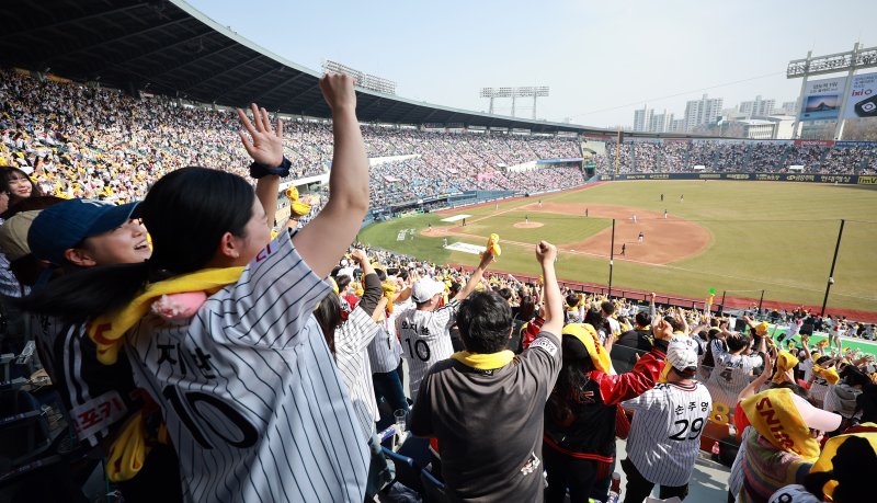 "야구의 계절 돌아왔다"... KBO '암표와의 전쟁', 올해는 성공할까
