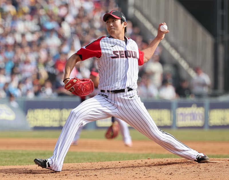 23일 서울 송파구 잠실야구장에서 열린 '2025 신한 SOL 뱅크 KBO리그' 롯데 자이언츠와 LG 트윈스의 경기, LG 선발 손주영이 3회초 등판해 힘차게 공을 던지고 있다.2025.3.23/뉴스1 ⓒ News1 김진환 기자