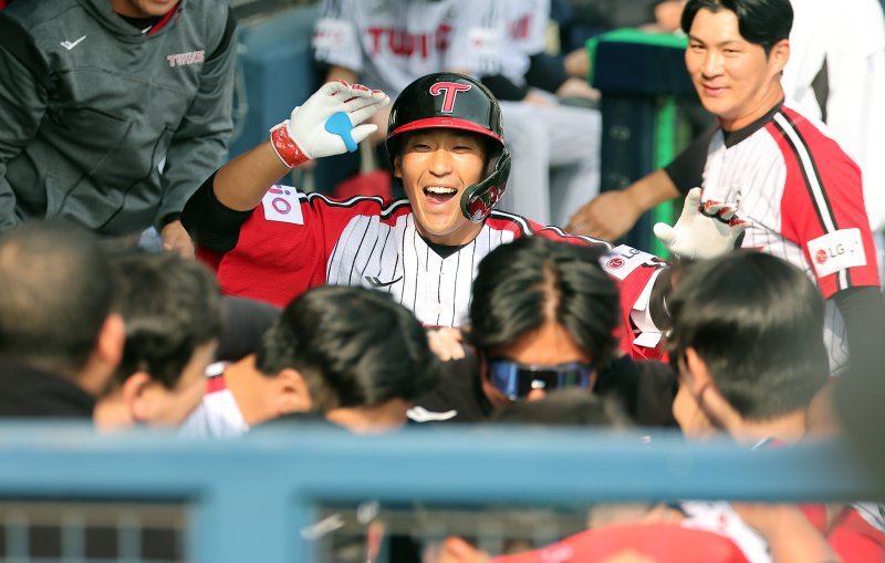 23일 서울 송파구 잠실야구장에서 열린 '2025 신한 SOL 뱅크 KBO리그' 롯데 자이언츠와 LG 트윈스의 경기, LG 송찬의가 6회말 1사 솔로홈런을 친 뒤 동료들과 기쁨을 나누고 있다. 2025.3.23/뉴스1 ⓒ News1 김진환 기자