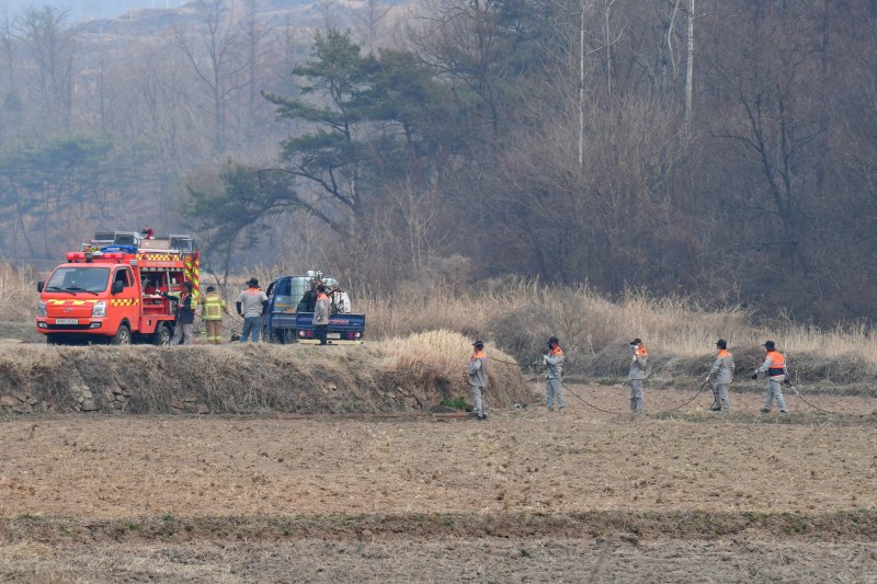 23일 오후 경북 의성군 안평면에서 의용소방대원들이 진화작업을 하고 있다. 2023.3.23/뉴스1 최창호 기자