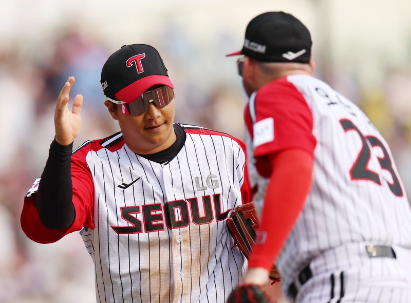 [서울=뉴시스] 김명년 기자 = 23일 오후 서울 송파구 잠실야구장에서 열린 프로야구 2025 KBO리그 롯데 자이언츠 대 LG 트윈스의 경기, 8회초 LG 문보경이 만루 상황 롯데 손호영의 타구를 다이빙 캐치로 잡아 아웃시킨 후 더그아웃으로 향하고 있다. 2025.03.23. kmn@newsis.com