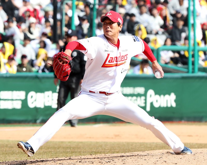 [서울=뉴시스] 프로야구 SSG 랜더스 김광현이 15일 인천 SSG랜더스필드에서 열린 LG 트윈스와의 2025 KBO 시범경기에 불펜 등판, 투구를 선보이고 있다. (사진-SSG 랜더스 제공) 2025.03.15. *재판매 및 DB 금지