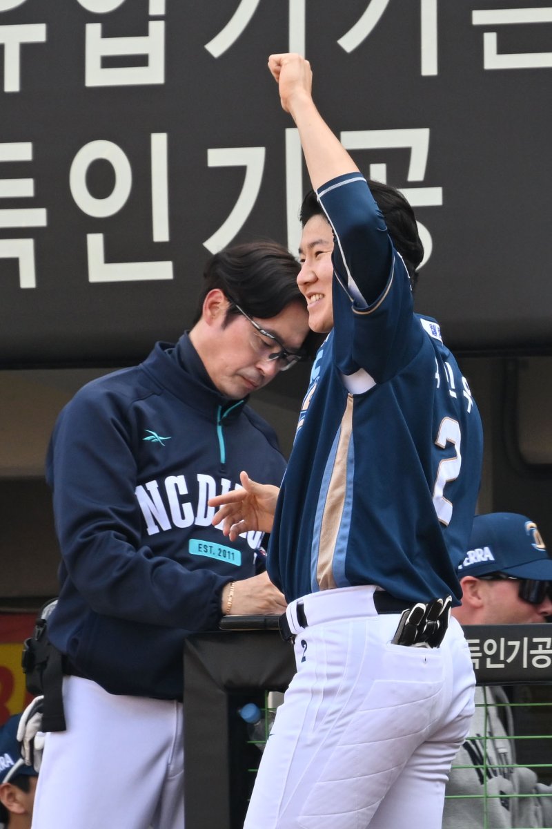 [광주=뉴시스] 이영주 기자 = 22일 오후 광주 북구 광주-기아챔피언스필드에서 열린 2025 신한 쏠뱅크 KBO 리그 개막전 NC다이노스 대 KIA타이거즈의 경기, 6회 초 1사 만루 상황 박건우가 2루타로 2점을 내 역전하자 주장 박민우가 환호하고 있다. 2025.03.22. leeyj2578@newsis.com