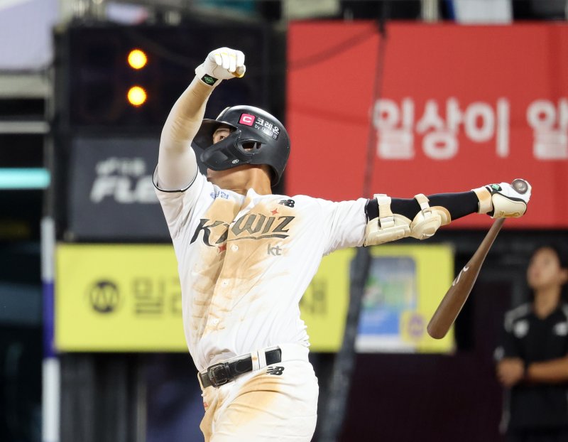 [수원=뉴시스] 김금보 기자 = 8일 경기도 수원케이티위즈파크에서 열린 2024 KBO 포스트시즌 준플레이 오프 3차전 LG 트윈스와 kt 위즈의 경기, 9회말 1사 2루 kt 배정대가 투런 홈런을 치고 있다. 2024.10.08. kgb@newsis.com