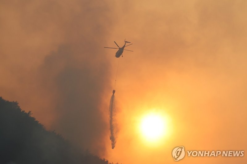 산불과의 사투 (출처=연합뉴스)