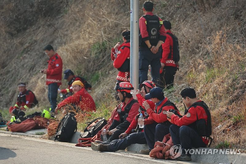 휴식 취하는 산불진화대원 (출처=연합뉴스)