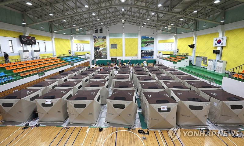 대피소에 설치된 텐트 (출처=연합뉴스)