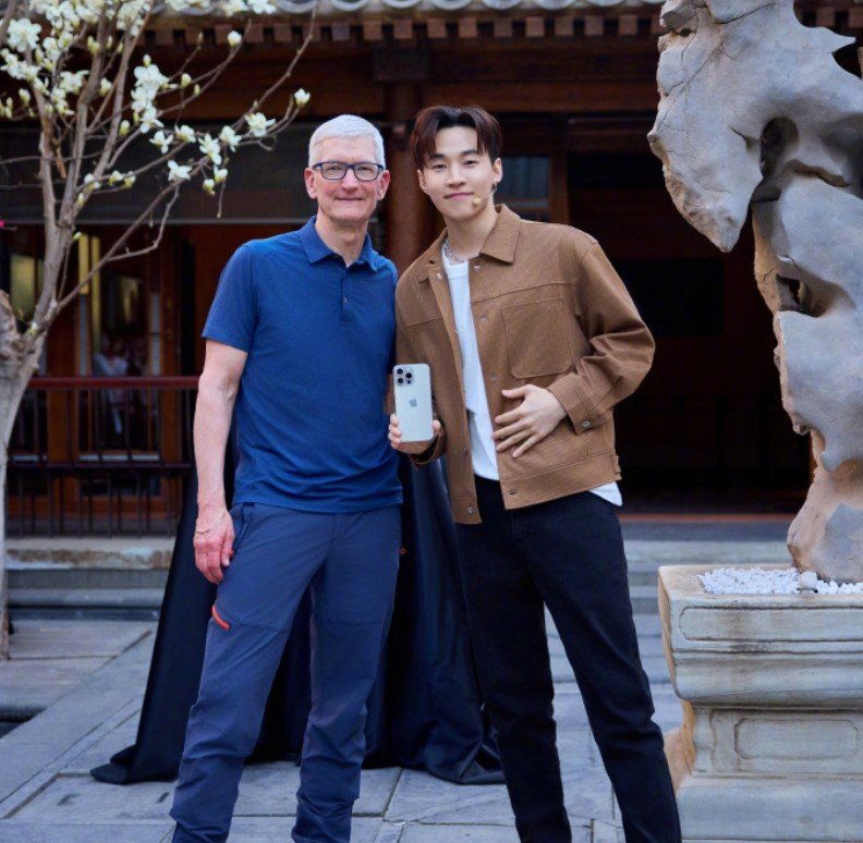 [서울=뉴시스]애플 CEO 팀 쿡, 가수 헨리와 사진 촬영 (사진 = 헨리 SNS 캡처)