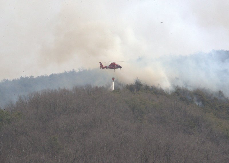 23일 경북 의성군에서 산불이 발생해 헬기가 화재를 진화하고 있다. 2025.3.23/뉴스1 ⓒ News1 신성훈 기자