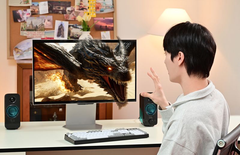 삼성전자 모델이 국내 최초 무안경 3D 게이밍 모니터 '오디세이 3D'를 체험하고 있다. 삼성전자 제공
