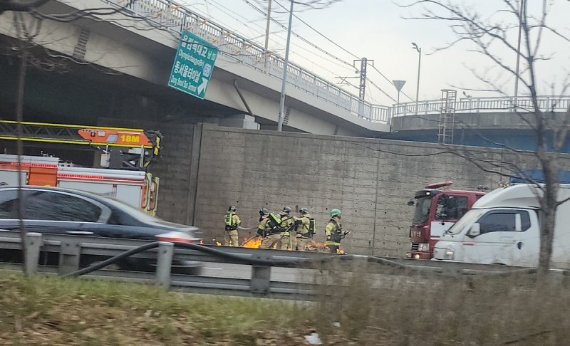 강변북로 트럭 화재 (출처=연합뉴스)