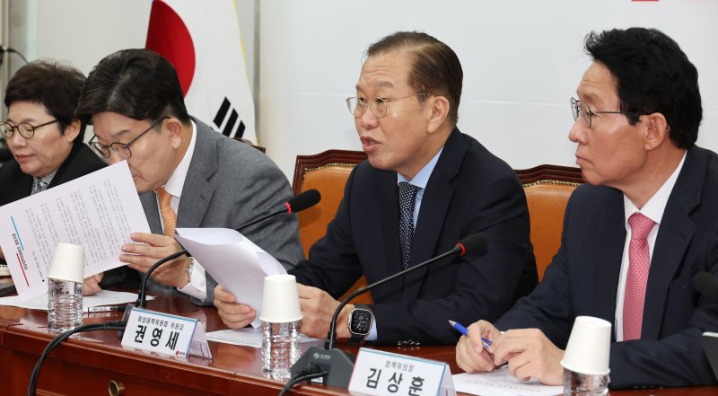 권영세(왼쪽 세 번째) 국민의힘 비상대책위원장이 지난 20일 오전 서울 여의도 국회에서 열린 비상대책위원회의에서 발언하고 있다. 뉴시스