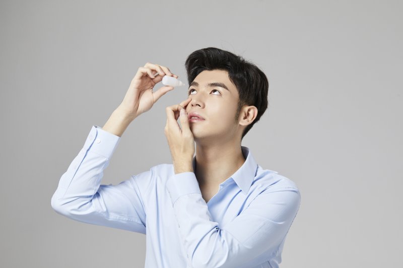 [서울=뉴시스]﻿﻿봄에는 대기가 건조하고, 야외 활동이 늘면서 황사·미세먼지·꽃가루 등에 눈이 무방비로 노출되기 쉬워 안질환이 유발될 위험이 커진다. (사진= 클립아트코리아 제공) 2025.03.24. photo@newsis.com.