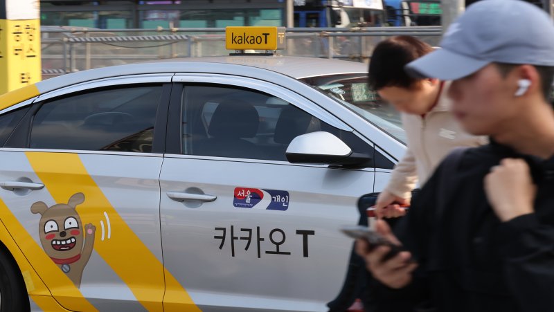 서울 중구 서울역 택시 승강장에 정차한 카카오 택시. 2023.11.2/뉴스1 ⓒ News1 김진환 기자