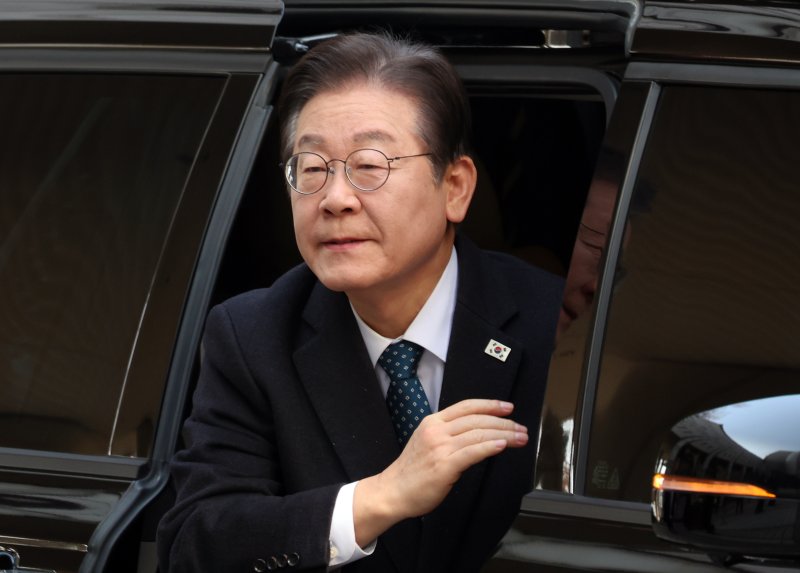 이재명 더불어민주당 대표가 11일 오전 서울 서초구 서울중앙지방법원에서 열린 '대장동 개발비리 의혹' 특정범죄가중처벌등에관한법률위반(뇌물)등 공판에 출석하고 있다. 2025.3.11/뉴스1 ⓒ News1 김명섭 기자