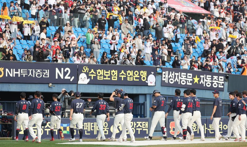 23일 서울 송파구 잠실야구장에서 열린 '2025 신한 SOL 뱅크 KBO리그' 롯데 자이언츠와 LG 트윈스의 경기, 2대10 대패배로 개막 시리즈 연패를 당한 롯데 선수들이 그라운드를 빠져나가고 있다. 2025.3.23/뉴스1 ⓒ News1 김진환 기자