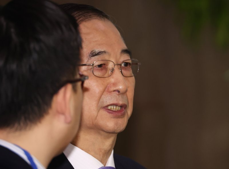 한덕수 권한대행 "전 군 경계 태세 강화...변함없는 대외정책 기조 알려야"