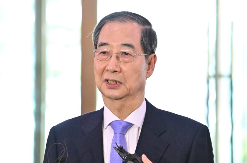 헌법재판소에서 탄핵소추안이 기각되면서 직무에 복귀한 한덕수 국무총리가 24일 오전 서울 종로구 정부서울청사로 출근하며 취재진에 입장을 밝히고 있다. (공동취재) 2025.3.24/뉴스1 ⓒ News1 임세영 기자