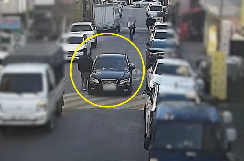 "스트레스 풀려고"..사이드미러에 팔 부딪치고 합의금 뜯어낸 재수생
