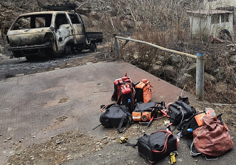 산청 산불에 탄 자동차와 소방 장비. 2025.3.24/뉴스1 한송학기자