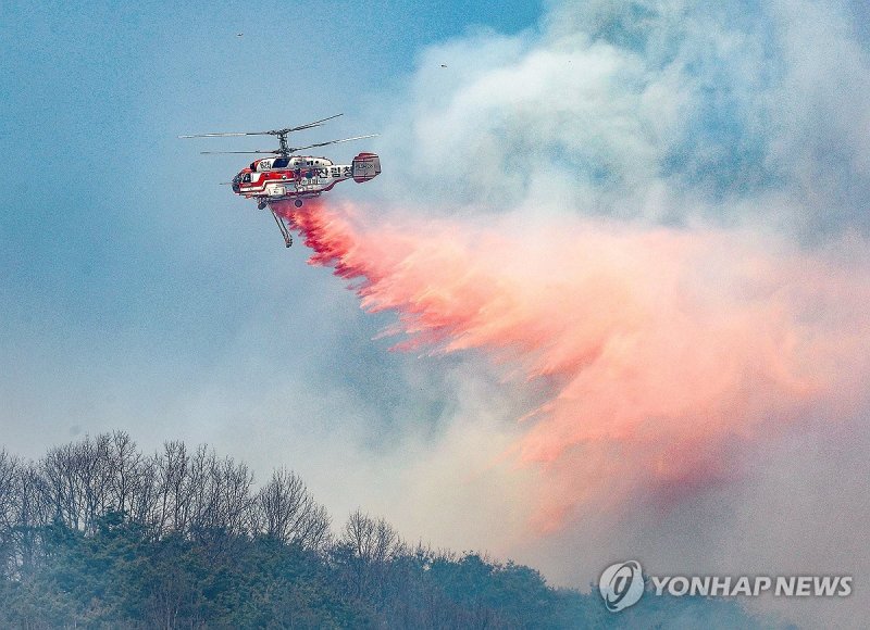 산불지연제 투하하는 산림청 헬기 (출처=연합뉴스)