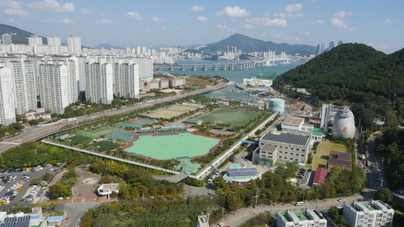 [부산=뉴시스] 부산 남구 남부하수처리장 축구장 전경. (사진=부산환경공단 제공) 2025.03.24. photo@newsis.com *재판매 및 DB 금지