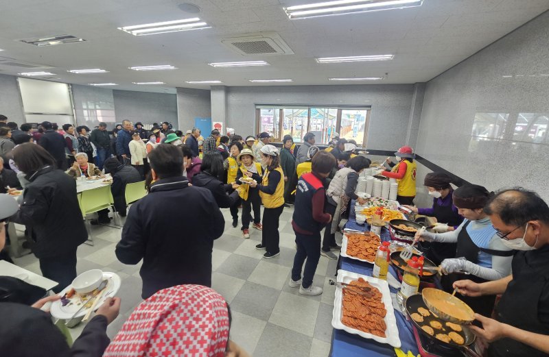 경남 산청 산불로 대피한 주민들이 22일 한국선비문화연구원 식당에서 점심 식사를 하고 있다. 2025.3.22/뉴스1 한송학기자