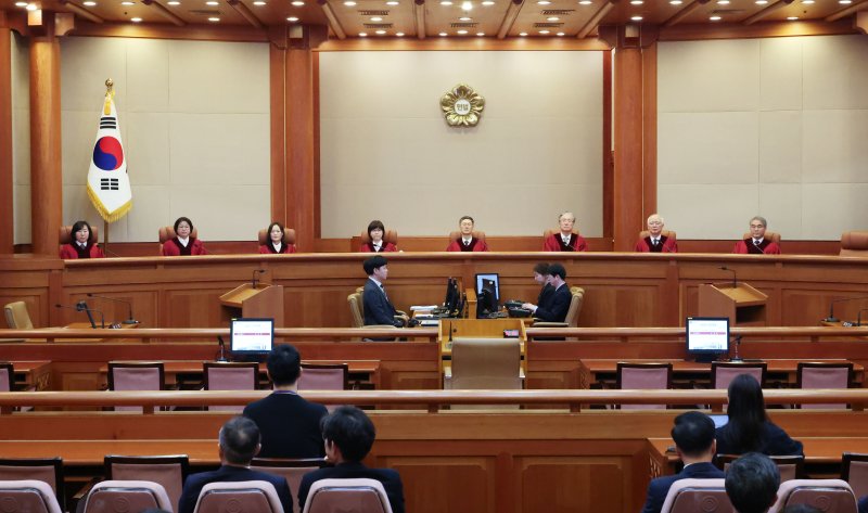 24일 서울 종로구 헌법재판소 대심판정에서 열린 한덕수 국무총리 탄핵심판을 앞두고 재판관들이 자리하고 있다. 헌재는 이날 한 총리에 대한 국회의 탄핵소추를 기각했다.(공동취재) 2025.3.24/뉴스1 ⓒ News1 박정호 기자