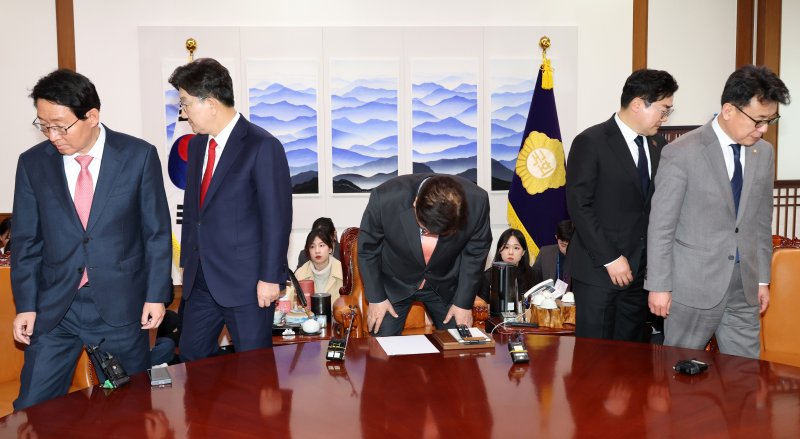 [서울=뉴시스] 조성우 기자 = 사진은 지난 10일 우원식(가운데) 국회의장과 권성동 국민의힘 원내대표, 박찬대 더불어민주당 원내대표 등 여야 원내지도부가 10일 오후 서울 여의도 국회에서 열린 국정협의회 여야회동에서 기념촬영을 마친 뒤 자리로 돌아가고 있는 모습. 2025.03.10. photo@newsis.com