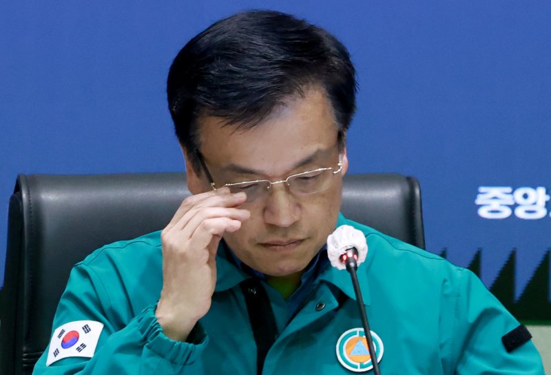 [서울=뉴시스] 최진석 기자 = 사진은 최상목 경제부총리 겸 기획재정부 장관이 지난 23일 서울 종로구 정부서울청사에서 열린 울산·경북·경남 산불대응 중앙재난안전대책본부 회의에서 발언 후 안경을 고쳐쓰고 있는 모습. (대통령실통신사진기자단) 2025.03.23. myjs@newsis.com