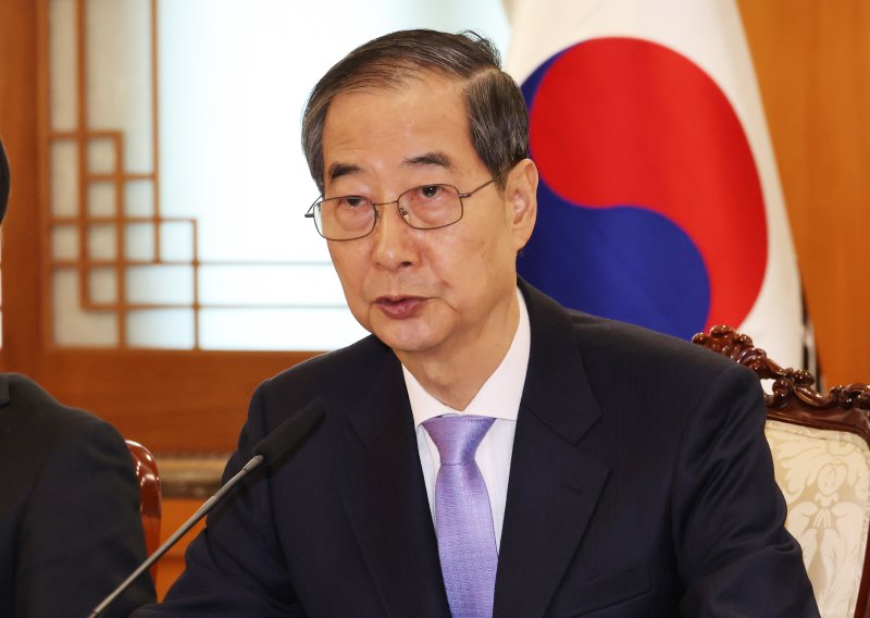 [서울=뉴시스] 조수정 기자 = 사진은 헌법재판소의 탄핵소추안 기각 결정으로 업무에 복귀한 한덕수 대통령 권한대행 국무총리가 24일 정부서울청사에서 열린 국무위원간담회에서 발언하고 있는 모습. (대통령실통신사진기자단) 2025.03.24. chocrystal@newsis.com