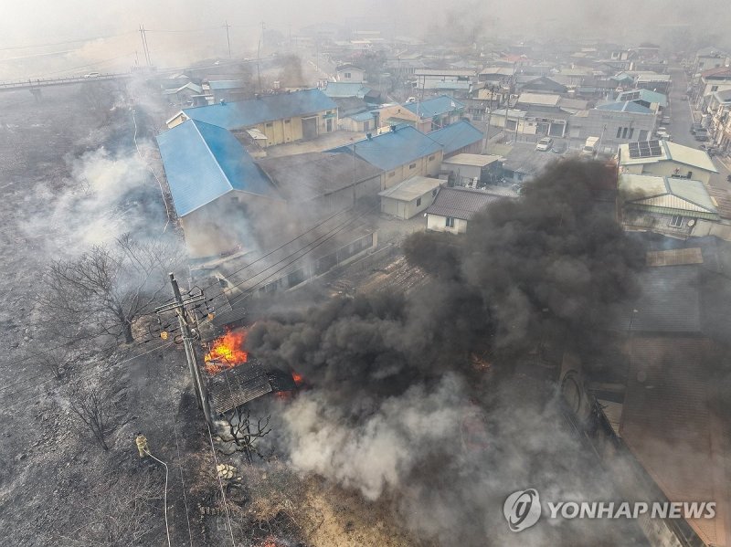 산불 연기와 불길에 휩싸인 마을 (출처=연합뉴스)