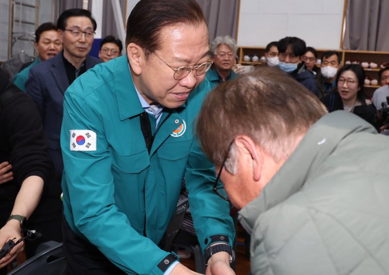 [산청=뉴시스] 서희원 기자= 24일 국민의힘 권영세 비대위원장이 산청 산불 대피소 방문하여 위로하고 있다. 2025. 3. 24 shw1881@newsis.com *재판매 및 DB 금지