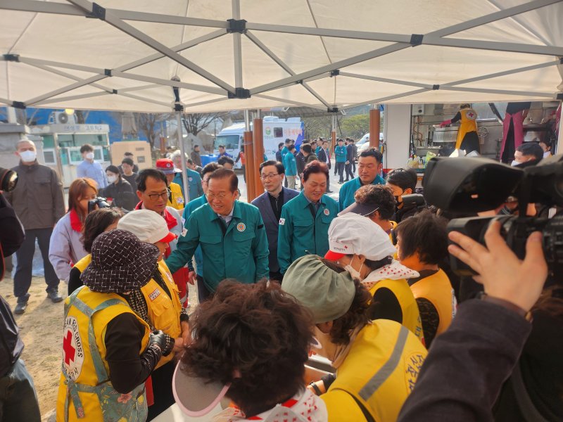 [산청=뉴시스] 서희원 기자= 24일 국민의힘 권영세 비대위원장이 산청 산불 대피소 방문하여 위로하고 있다. 2025. 3. 24 shw1881@newsis.com *재판매 및 DB 금지