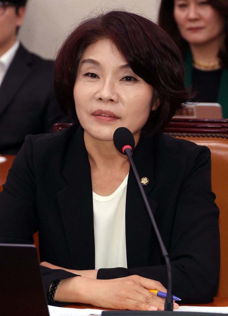 [서울=뉴시스] 조성봉 기자 = 한정애 더불어민주당 의원이 17일 오후 서울 여의도 국회에서 열린 외교통일위원회 전체회의에서 발언을 하고 있다. 2024.07.17. suncho21@newsis.com
