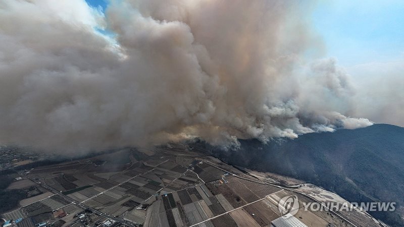 강풍에 확산하는 산불 (출처=연합뉴스)