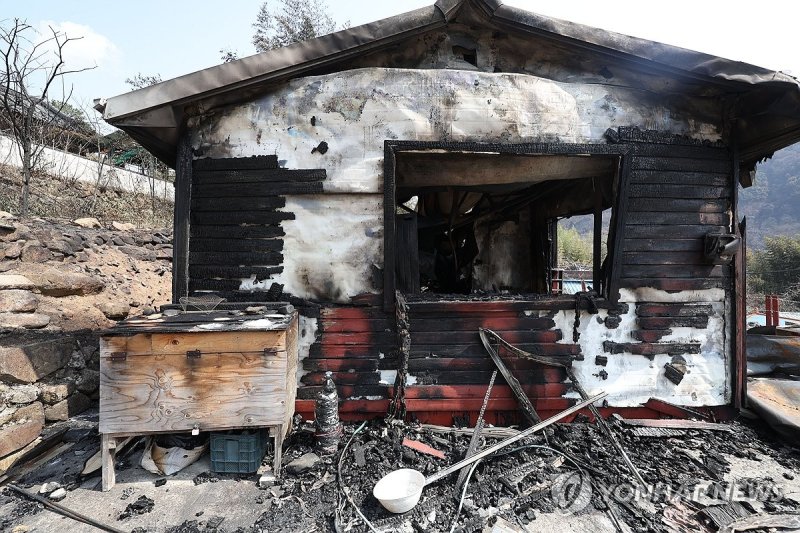 산청 산불…폭격 맞은 듯 (출처=연합뉴스)