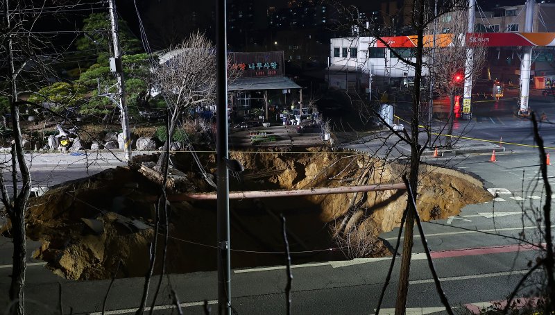 [서울=뉴시스] 김근수 기자 = 24일 서울 강동구 명일동 한 도로에 발생한 대형 싱크홀이 보이고 있다. 2025.03.24. ks@newsis.com