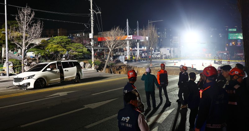 [서울=뉴시스] 김근수 기자 = 24일 서울 강동구 명일동 한 도로에 발생한 대형 싱크홀이 보이고 있다. 2025.03.24. ks@newsis.com