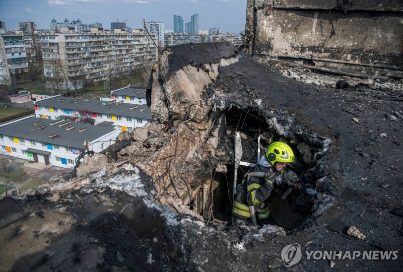 우크라이나 수도 키이우의 드론 공습 피해 현장 (출처=연합뉴스)